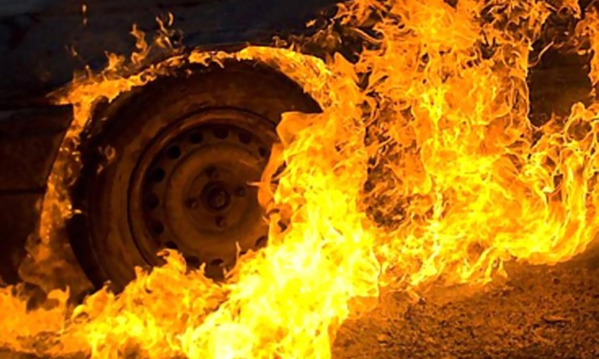 Ночью в Запорожье сгорел автомобиль