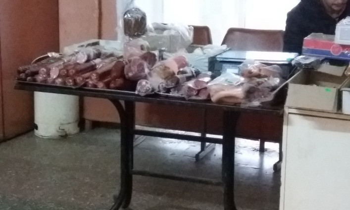 Фотофакт: В запорожских больницах торгуют колбасой