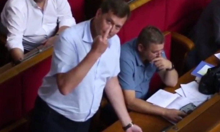 Запорожский депутат на сессии парламента занимался неприличным делом (ВИДЕО)