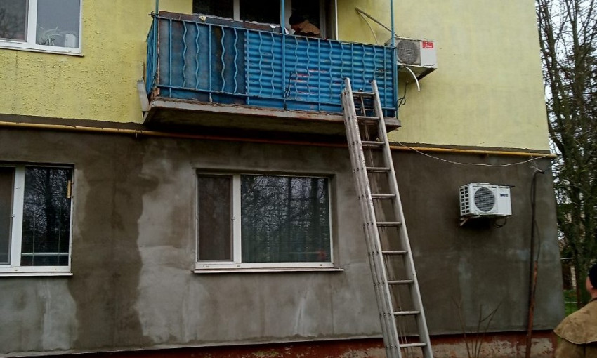 В Запорожской области малыш оказался заперт в квартире, где на плите горел огонь (ФОТО)