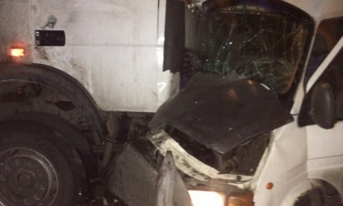 Смотрите: в Запорожской области грузовик раздавил микроавтобус