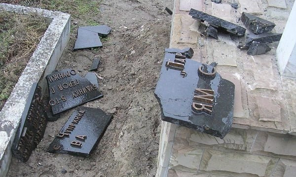 В Запорожской области два подростка устроили погром на кладбище