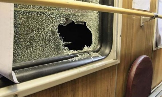 Злоумышленники бросали камни в окна движущегося поезда