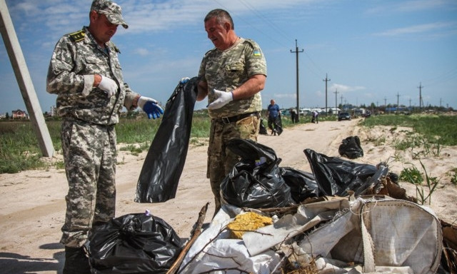 Из курортной Кирилловки вывезли тонны мусора (ФОТО)