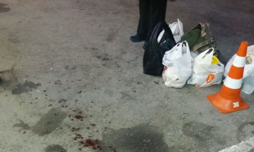 Около супермаркета в Запорожье мужчину ранили ножом в грудь (ФОТО)