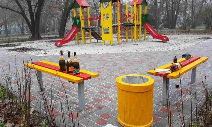 В Запорожской области алкоголики устроили шабаш на детской площадке (ФОТО)