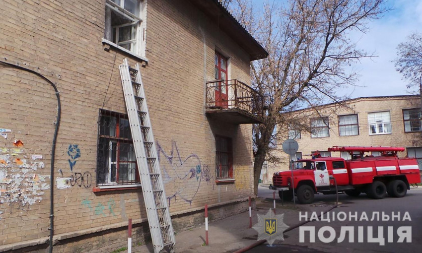 В Запорожской области полицейский рисковал жизнью, чтобы спасти старушку (ФОТО)