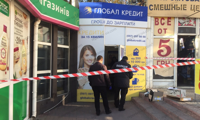 Курьезы: Женщина с ножом ворвалась в офис кредитной организации в Запорожье и завладела 17-ю гривнами