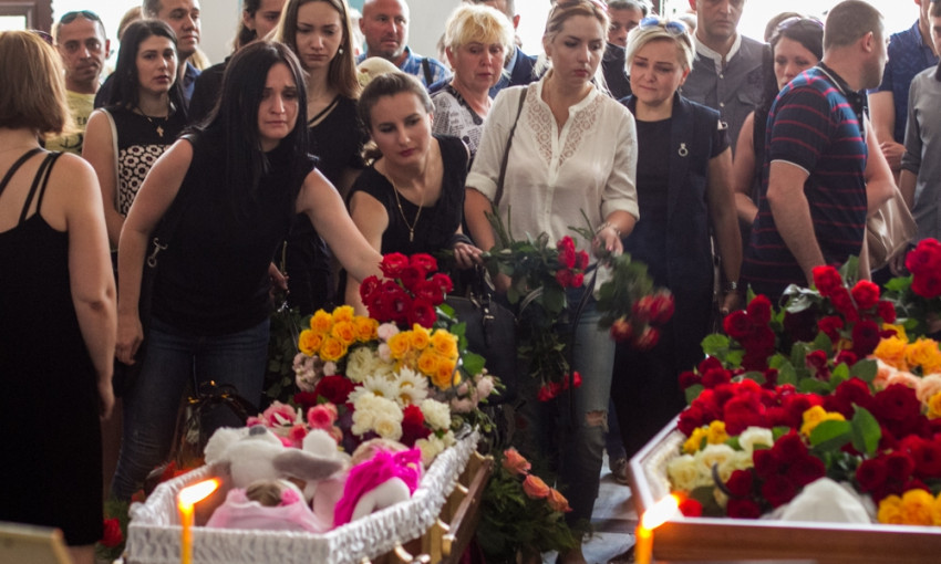Появились фото с похорон погибших в ДТП матери и ребенка