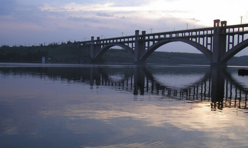 В Запорожье молодая девушка упала с моста Преображенского