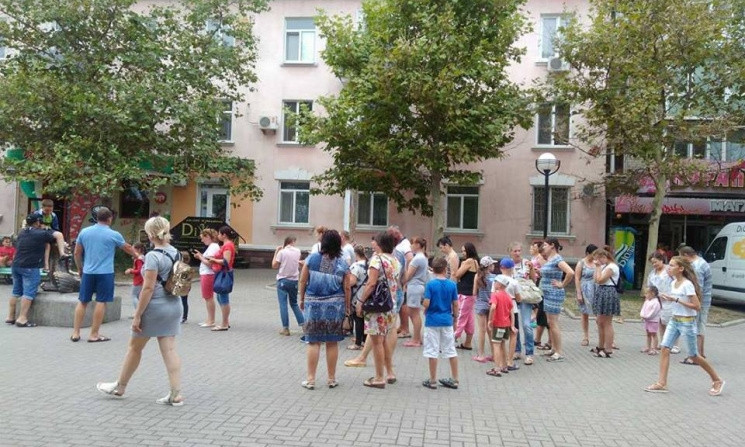 В Бердянске выстраиваются огромные очереди к одному памятнику (ФОТО)