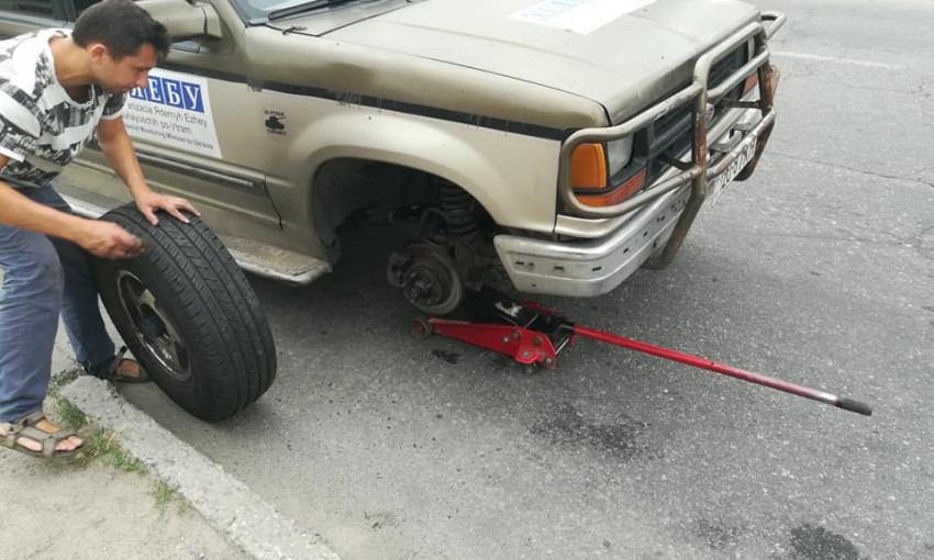 Запорожскому блогеру и волонтеру неизвестные порезали шины на автомобиле (ФОТО)