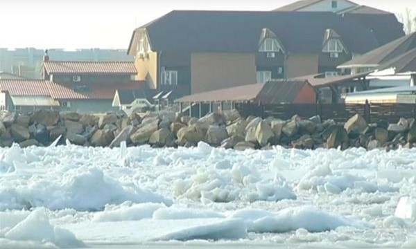 В сети появились удивительные фото и видео замерзшего моря