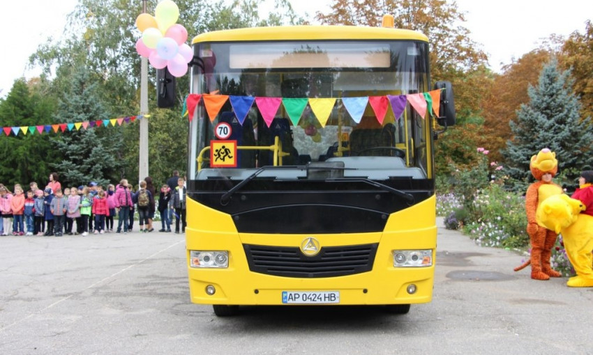 В Запорожье для школьников приобрели новый автобус (ФОТО)