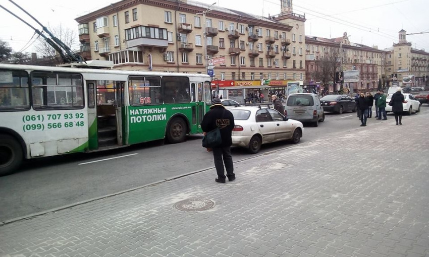 В Запорожье троллейбус попал в аварию и заблокировал проспект (ФОТО)