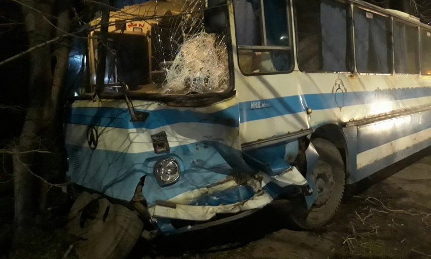 Масштабная авария в Запорожье: автобус всмятку (ФОТО)