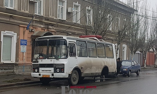 Автобус с пассажирами на ходу остался без колеса (ФОТО, ВИДЕО)