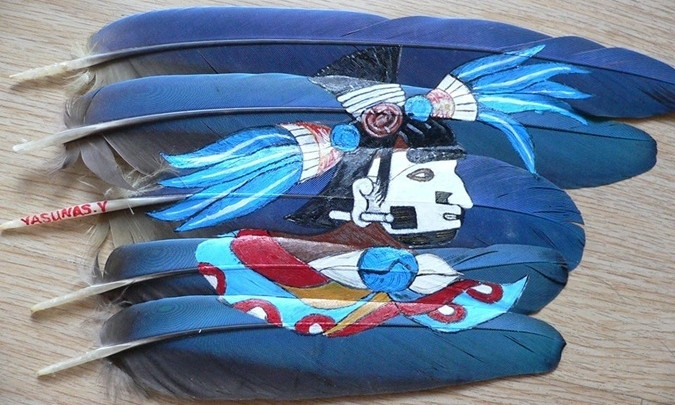 Запорожская художница рисует на черепах и перьях (ФОТО)