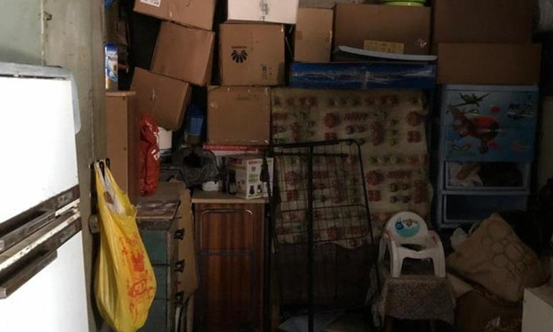 В одном из запорожских дворов семья с маленькими детьми живет в гараже (ВИДЕО)