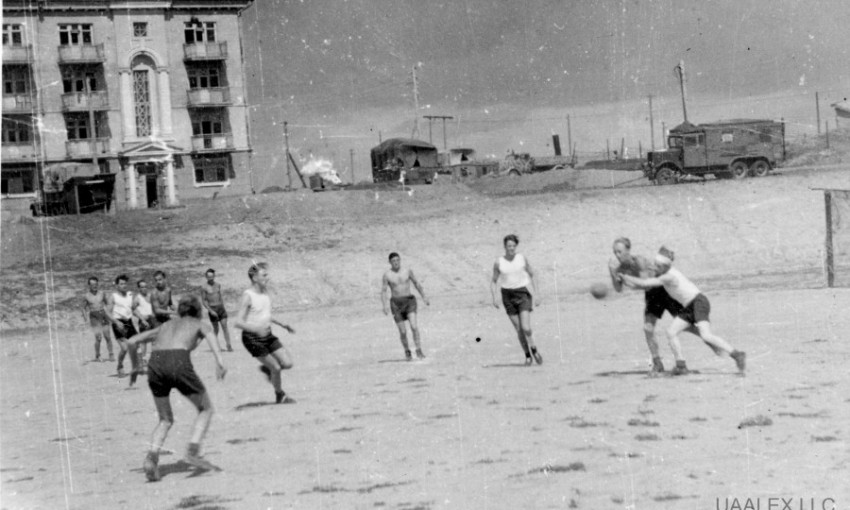 Фото: нацисты играют в футбол в оккупированном Запорожье
