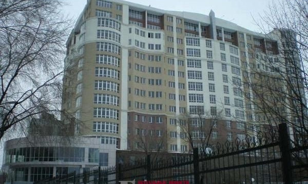 В Запорожье из окна многоэтажки выпала молодая девушка