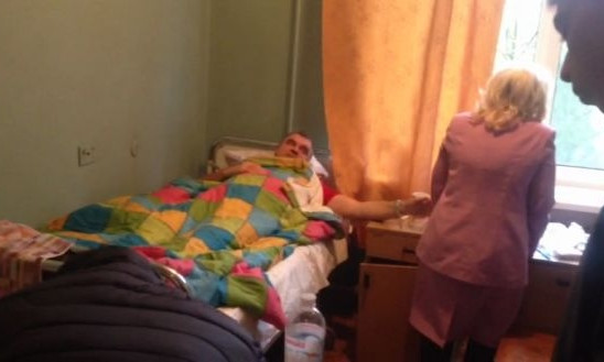 "Лучше бы ты умер тогда, чтобы такого позора не было", - жена запорожского чиновника при виде СБУ
