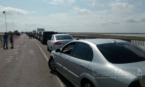 Фотофакт: Запорожцев предупреждают об огромных очередях на Крым