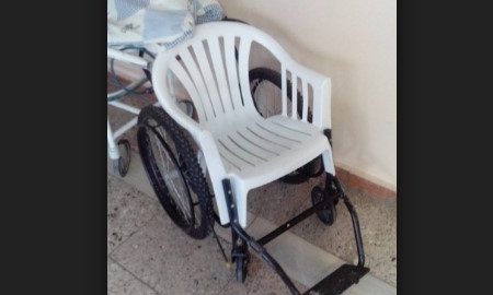 Курьезы: В запорожской горбольнице больных возят на пластиковых стульях (ФОТО)