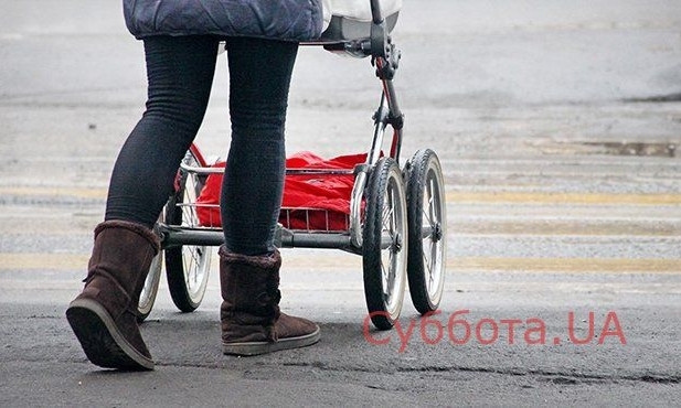 В Запорожье автомобилист наехал на женщину с коляской, а после ударил ее (ФОТО)
