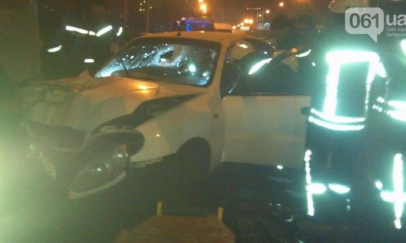 Авария на дамбе: спасатели вырезали водителя из смятого авто