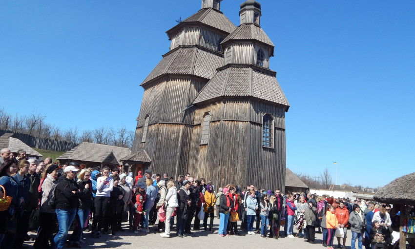 Тысячи запорожцев отметили Пасху на Хортице (ФОТО)