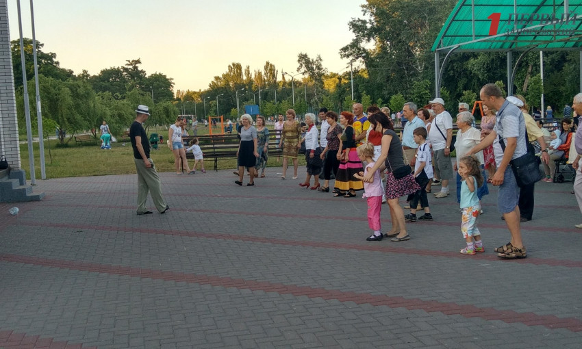 Запорожцы массово танцевали прямо на улице (ФОТО)