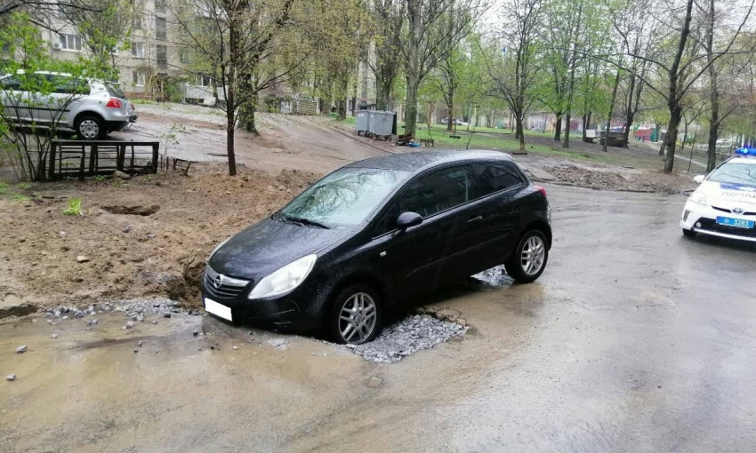 В Запорожье автомобиль провалился в яму после ремонта дороги (ФОТО)