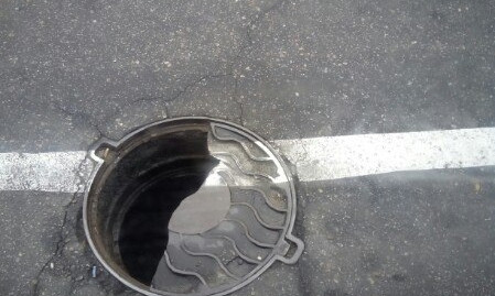 На дороге в Запорожье пропала половина канализационного люка