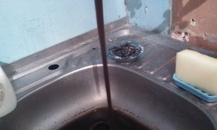 Жители Запорожья жалуются на грязную жидкость вместо воды