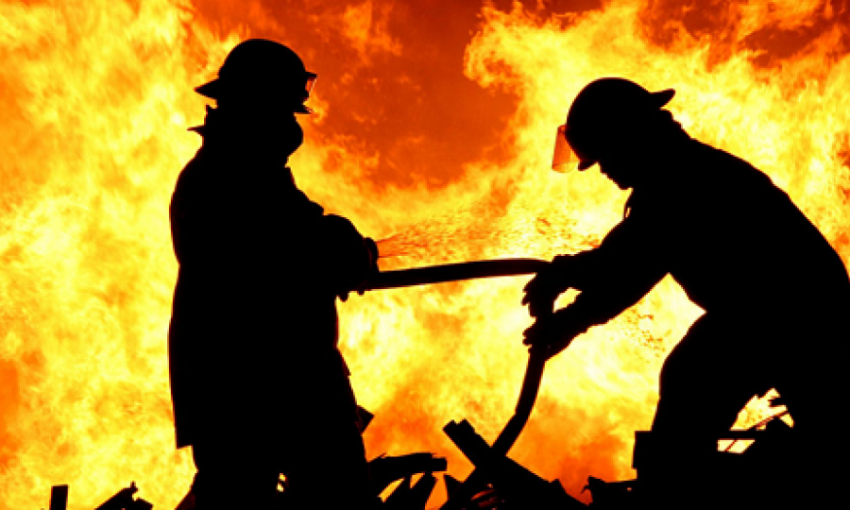 В Запорожье крупный пожар тушили три бригады спасателей