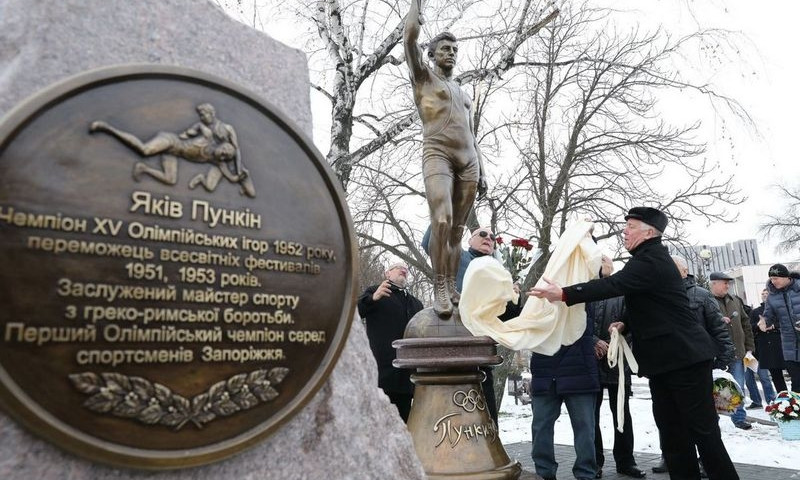 В Запорожье открыли памятник известному спортсмену (ФОТО)