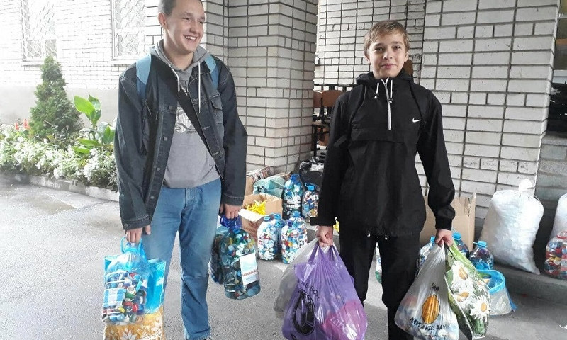 Запорожские студенты собрали 238 кг пластиковых крышек (ФОТО)