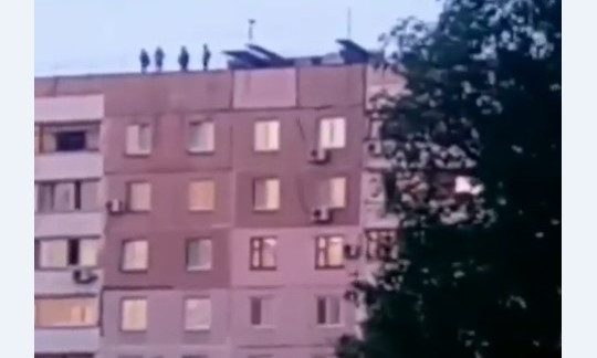 В Запорожье дети баловались на крыше высотки (ФОТО)