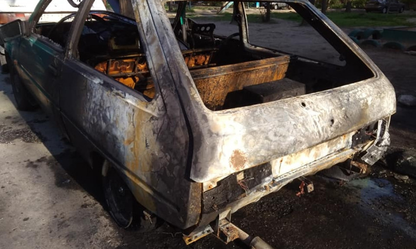 В Запорожье дотла сгорела машина (ФОТО, ВИДЕО)