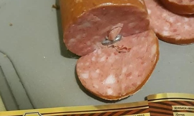 В Запорожской области мужчина обнаружил в колбасе отвратительную находку (ФОТО)