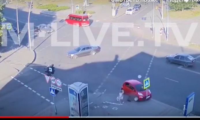 В Запорожской области женщина-пешеход чудом спаслась, когда на нее "летела" машина (ВИДЕО)