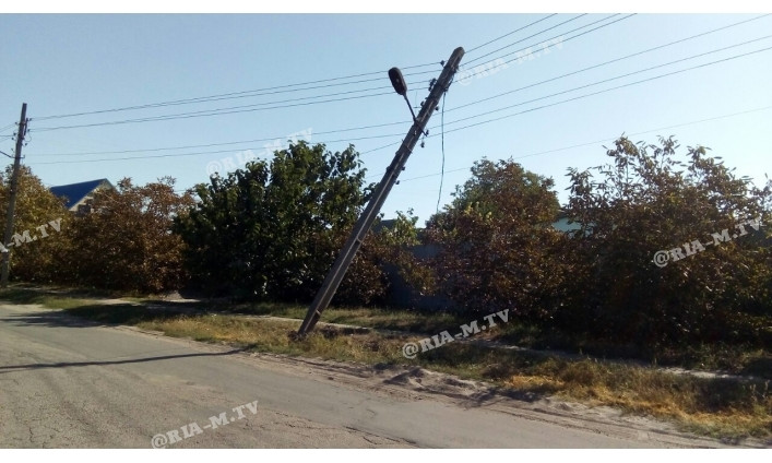 Упала электроопора в Запорожской области: повисла на проводах (ФОТО)