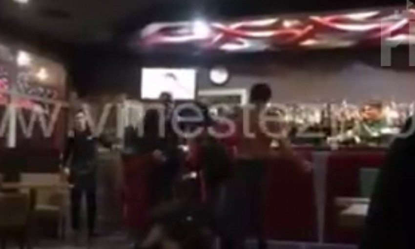 Появилось видео драки в кафе в центре Запорожья: Мужчина избил девушек