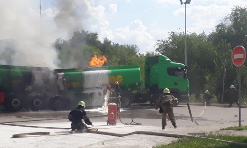 В сети появилось видео возгорания бензовоза около заправки (ФОТО, ВИДЕО)