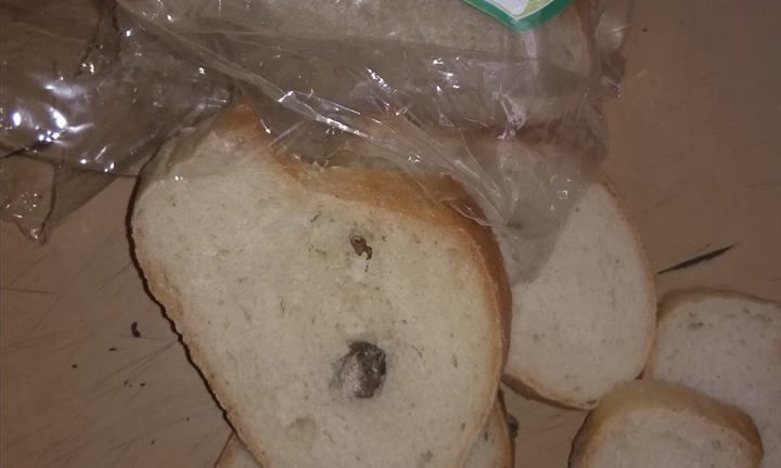 Фотофакт: В магазине продают хлеб с "неопознанной" начинкой