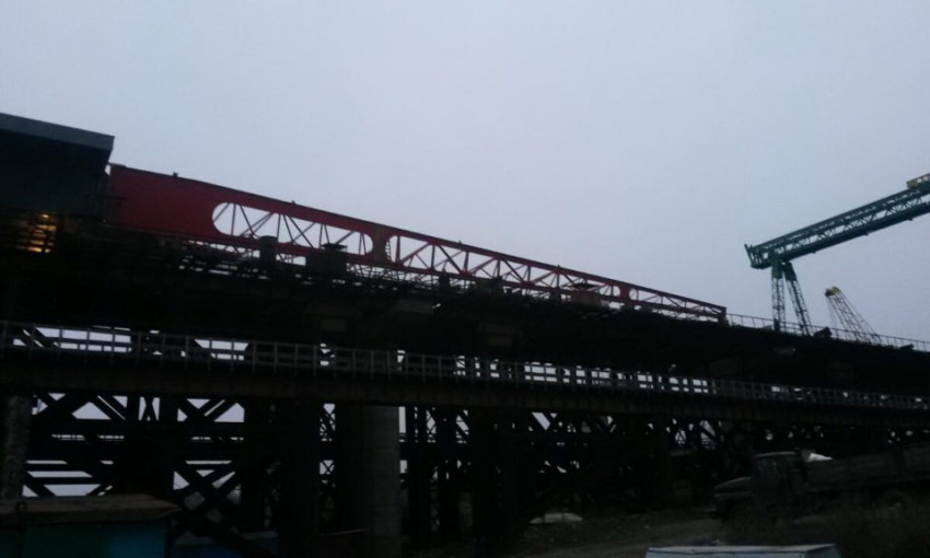 Запорожцам показали, как сегодня строят мосты через Днепр (ФОТО)