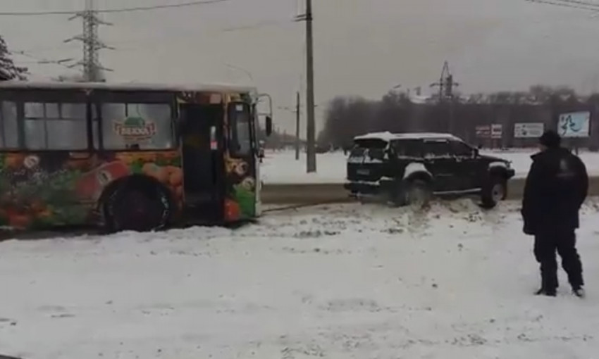 Смотри: джип буксирует застрявший в снегу запорожский троллейбус