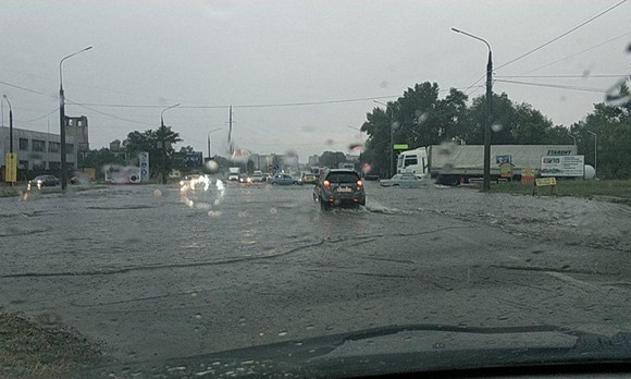 Непогода в Запорожье: Уровень воды в некоторых местах достигал окон автомобиля (ФОТО, ВИДЕО)