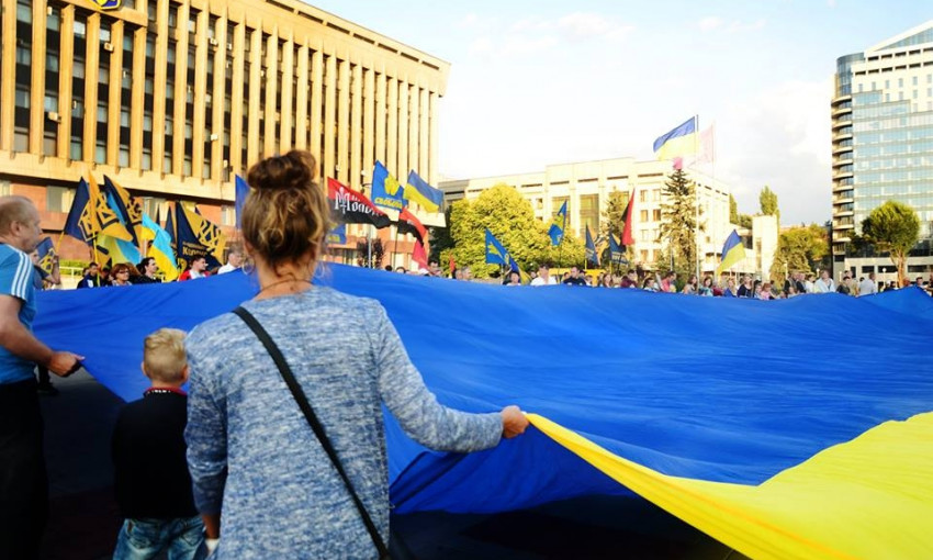 Смотрите: В центре Запорожья развернули огромный флаг (ФОТО)